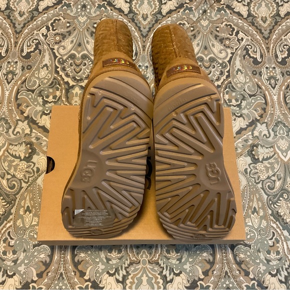 NWT UGG Classic II Graphic Boots Kids Sz 6 - Picture 13 of 16